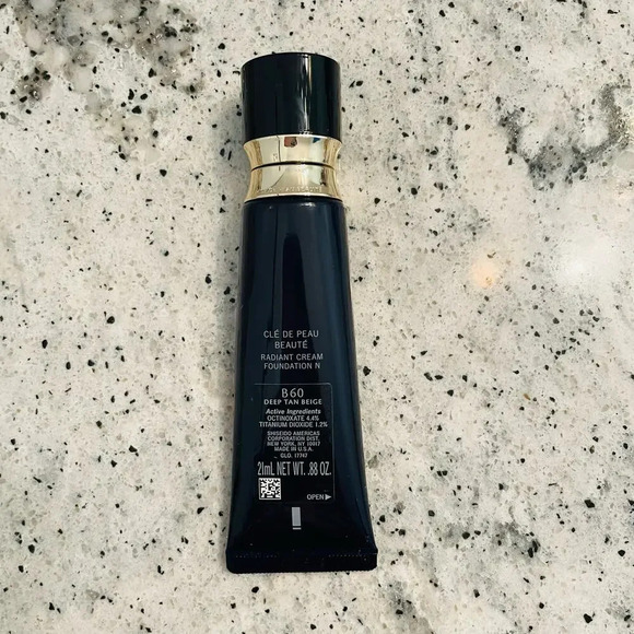 Cle de Peau Beaute Radiant Cream Foundation B60 Deep Tan Beige 21ml 0.88 oz NEW - Picture 3 of 9